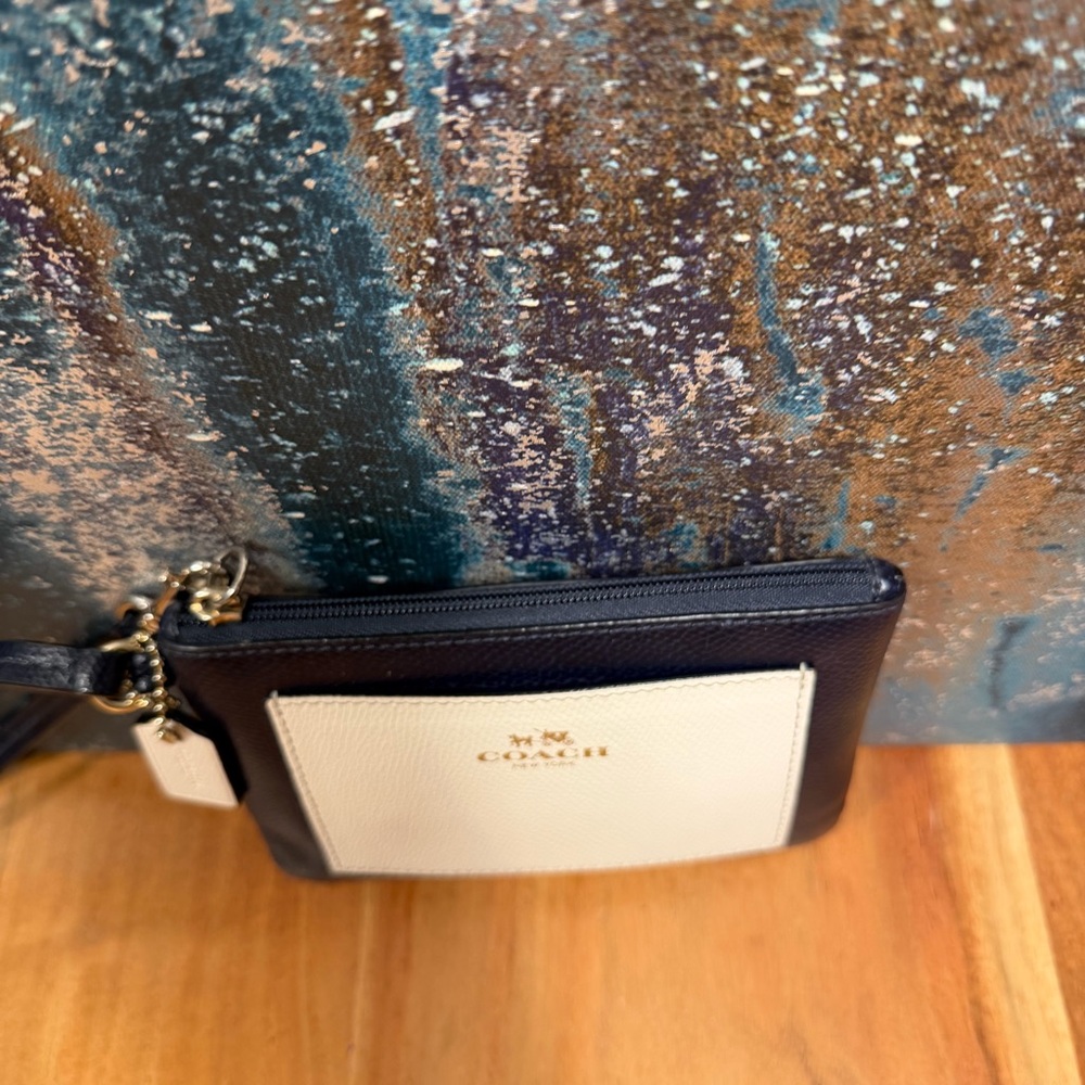 Coach Classic “Old Money” aesthetic Crossgrain Leather Navy/Cream Wristlet (EUC) - Picture 9 of 17